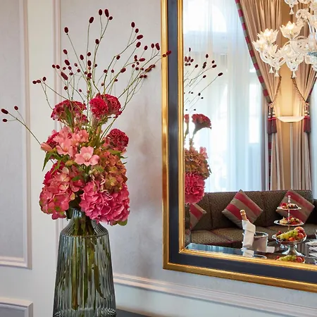 Schweizerhof Hotell 5*