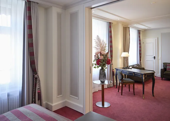 מלון Schweizerhof 5*